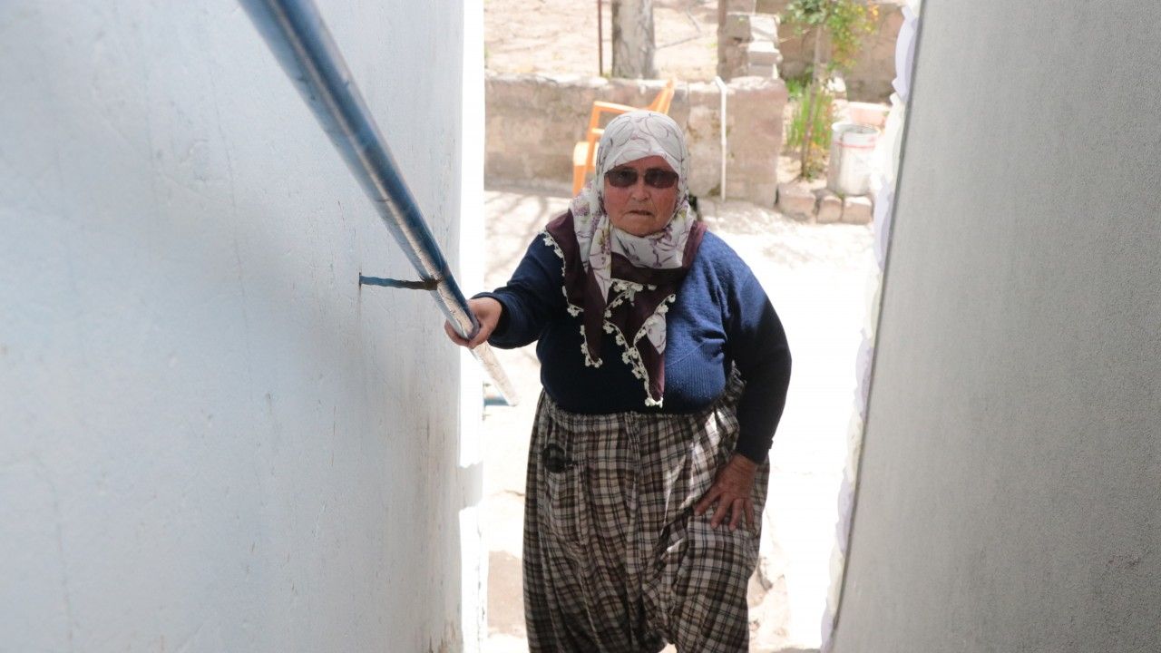 16 yıldır yatağa bağımlı oğluna bakıyor