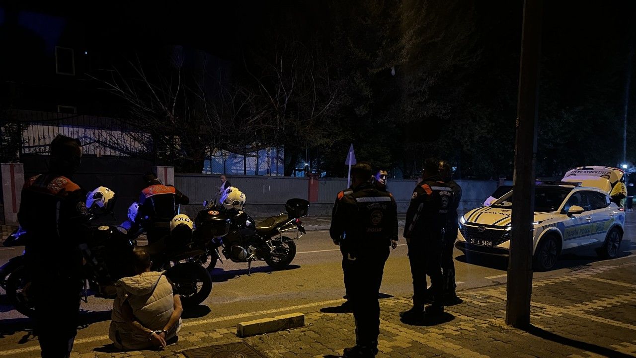 Cezaevinden izinli çıktı, polisten kaçmak isterken uyuşturucuyla yakalandı