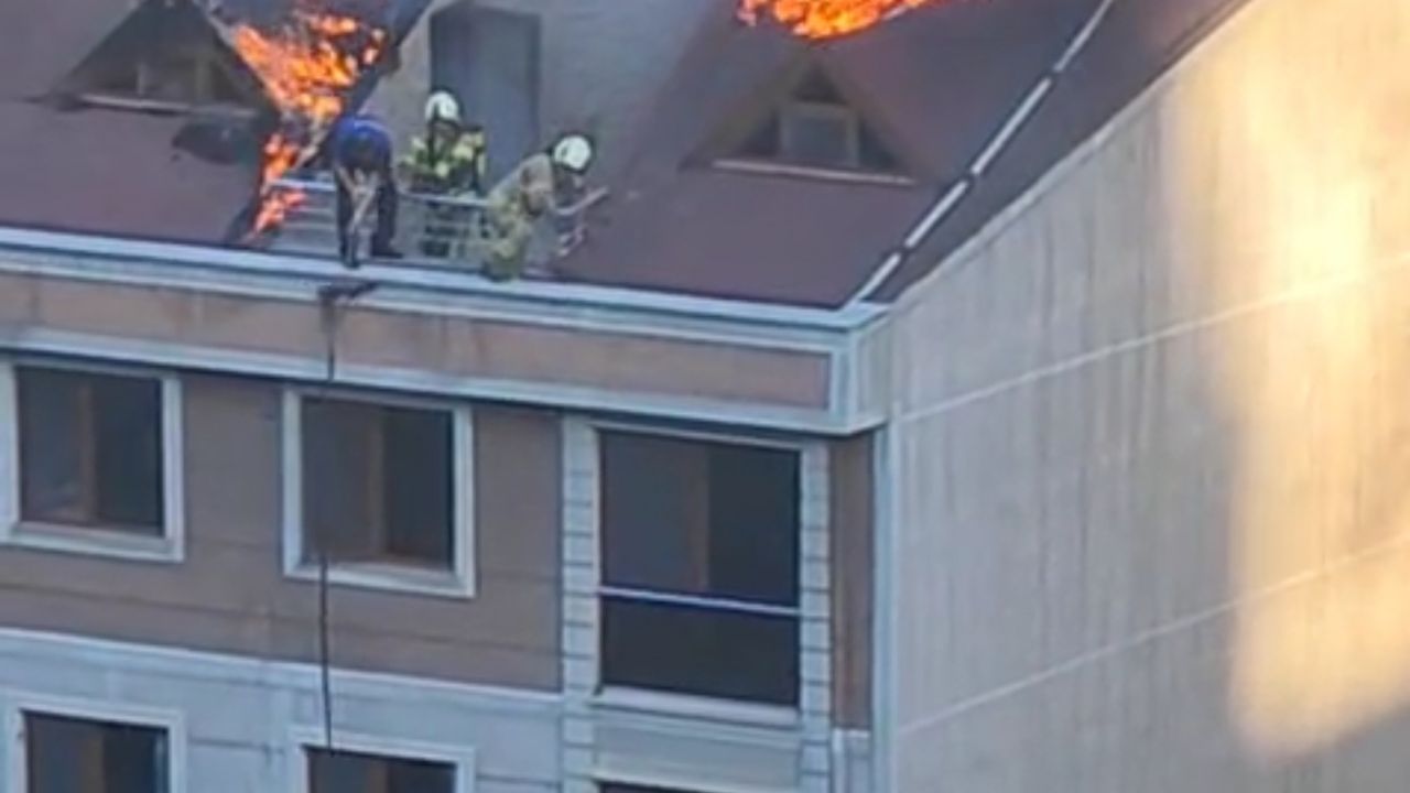 İstanbul- Kağıthane'de çatı yangınını söndüren itfaiyeye poliste yardım etti