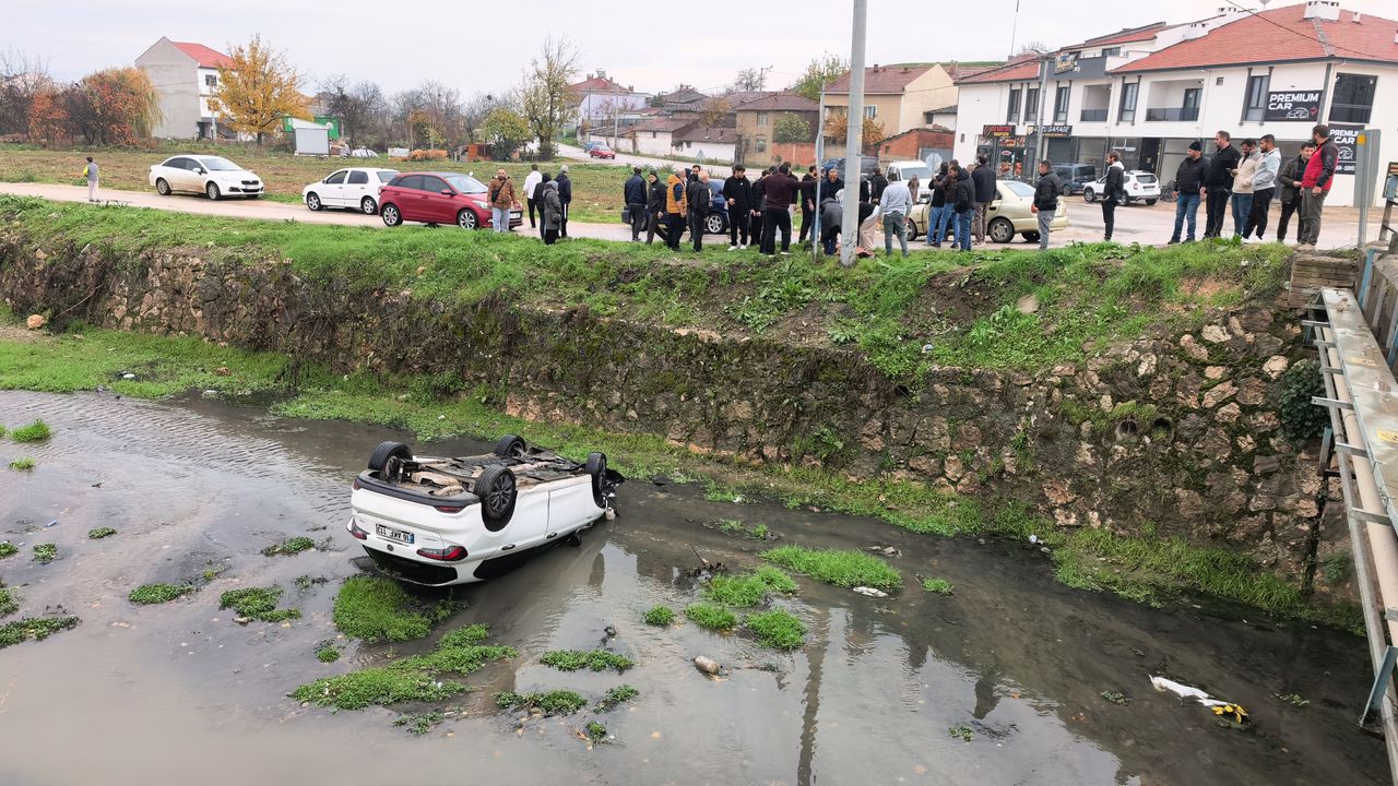 Dere yatağına yuvarlanan otomobildeki 3 kişi yaralandı