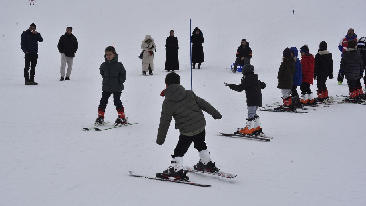 Bitlis'te öğrencilere kayak eğitimi