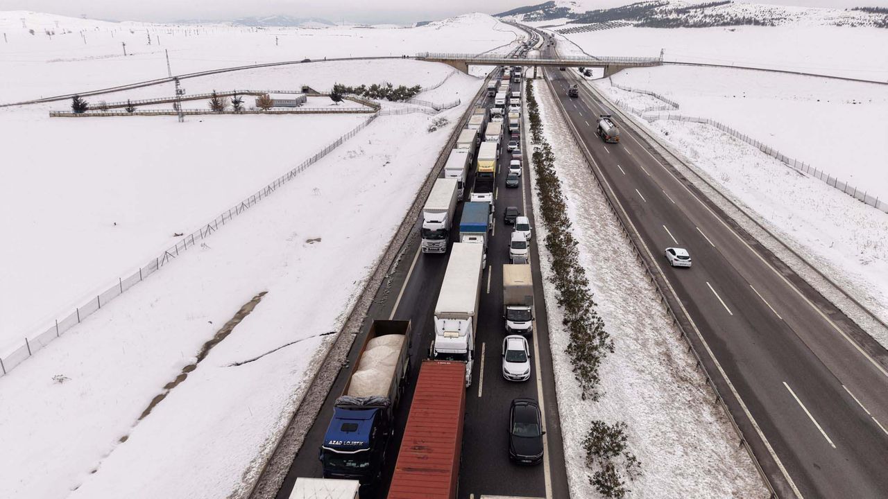 TAG otoyolunda kilometrelerce araç kuyruğu