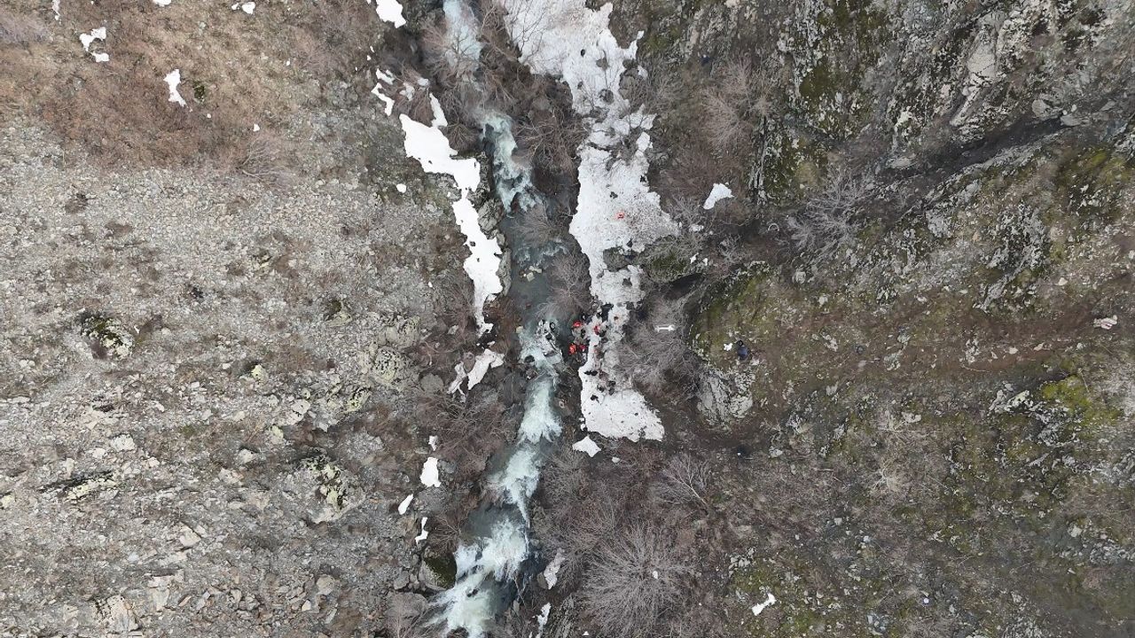 Bitlis'te hafif ticari araç, dereye uçtu: 3 ölü, 5 yaralı