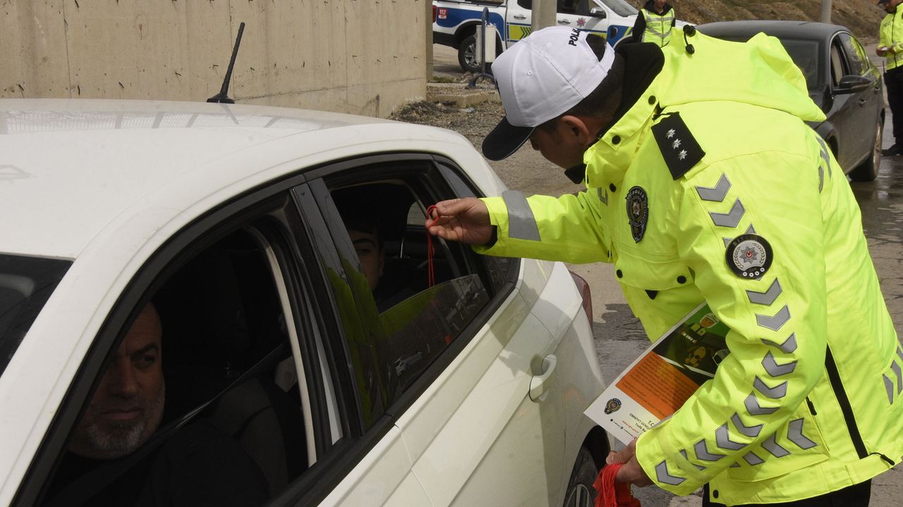 Bitlis'te trafik ekipleri, bayram öncesi denetimlerini artırdı