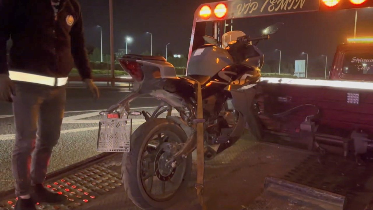 Ataşehir'de çalıntı motosikletle polisten kaçan 2 şüpheli, takiple yakalandı; sürücüye 550 bin lira ceza