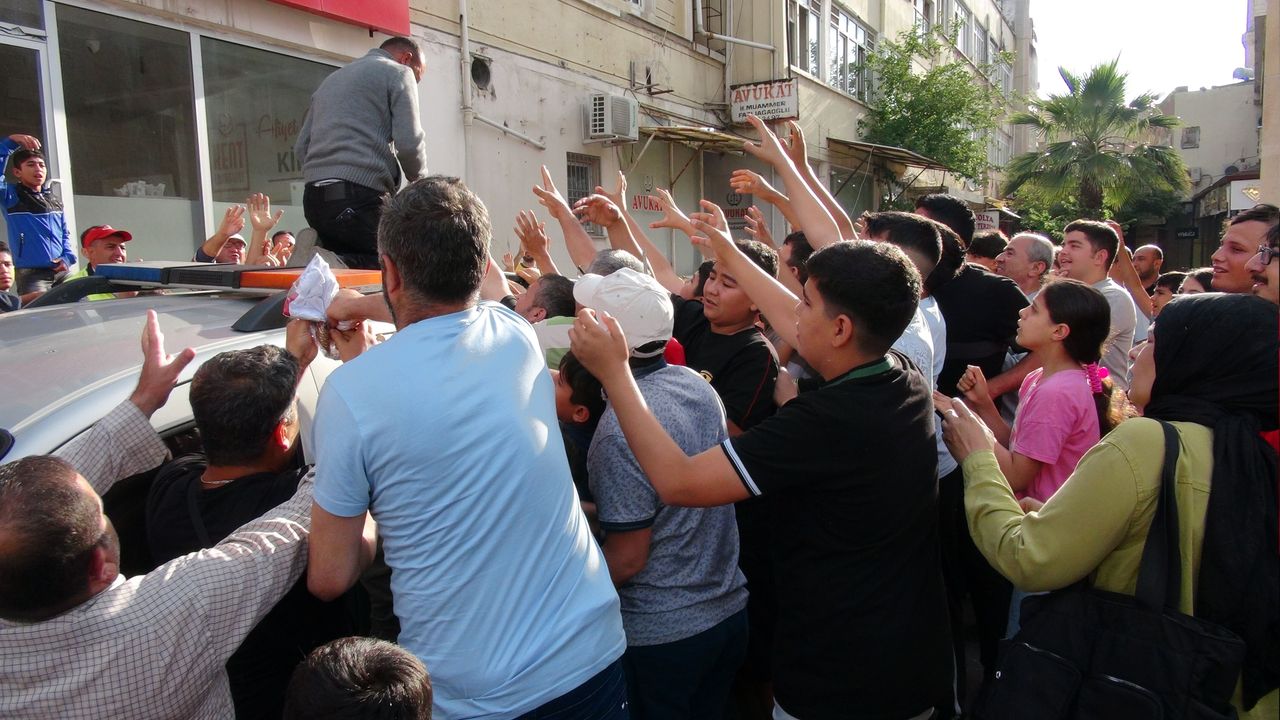 Kilis'te vatandaşlar milli takım maçını sokaktan takip etti