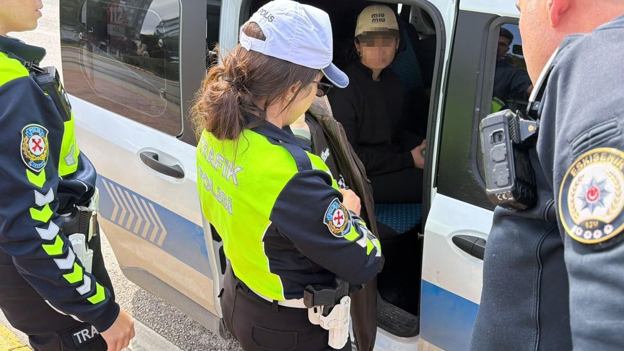 Eskişehir'de polisten kaçan araçtan atılan çantadan uyuşturucu çıktı: 2 gözaltı