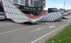 Samsun'da Şiddetli Rüzgarda Binanın Çatısı Uçtu