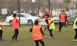 Cevat Öncü Baruthanesporlu Çocuklarla Futbol Oynadı