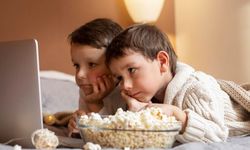 Ailelere Uyarı! Ekran Önünde Yemek Obezite Riskini Arttırıyor