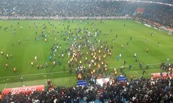 Trabzonspor Mağlup Oldu, Taraftar Sahaya Girdi