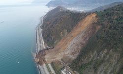 Karadeniz Sahil Yolu'nda Heyelan! Toprak Altında Araç Olabilir