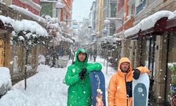 Ordu’da Karla Kaplı Sokaklarda Snowboard Yaptılar