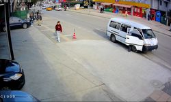 İhbara giden polis otosu ile minibüsün çarpıştığı kaza kamerada