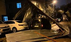 İstanbul'da fırtına etkili oldu; çatılar uçtu, elektrik telleri koptu