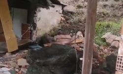 Rize’de heyelan; yamaçtan kopan kayalar eve çarptı