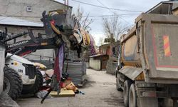 Van'da kötü koku yayılan evden 10 ton çöp çıktı