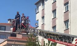 Depo yangınında binada mahsur kalanlar, itfaiyenin merdivenli araçlarıyla kurtarıldı