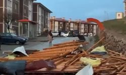 Fırtınada binanın çatısı uçtu, parçalar minibüse çarptı