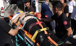 Sağlık görevlisi ile itfaiye eri, yaralı sürücünün elini bırakmadı
