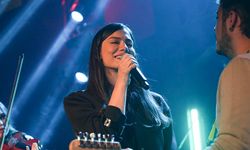 Eşref Rüya Dizisinde Demet Özdemir'den Müzik Şöleni