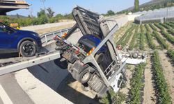 Çarpışan TIR ile kamyonet tarlaya uçtu; 2 yaralı
