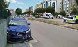 Duvara çarpan otomobilin sürücüsü yaralandı