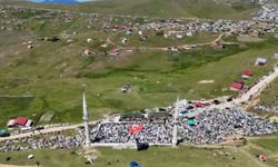 Kadırga Yaylası'nda gelenek sürdü; üstü açık camide namaz kılındı