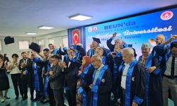 Tazelenme üniversitesinin 60 yaş üstü mezunları kep attı