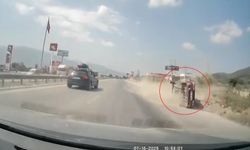 Yanından hızla geçen araç nedeniyle sürücüsünün ani manevra yaptığı otomobil devrildi