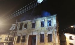 Balıkesir'de 2 katlı tarihi bina yandı