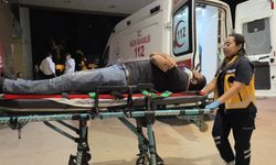 Lastiği patlayan biber yüklü kamyon şarampole devrildi: 3 yaralı