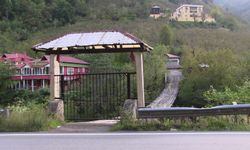 Asma köprüye demir kapı yaptırıp, kilit de taktı