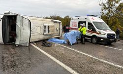 İşçi servis midibüsü devrildi: 1 ölü, 19 yaralı