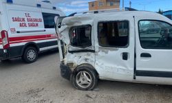 Sinop'ta hafif ticari araca çarpan 2 motosikletin sürücüleri yaralandı