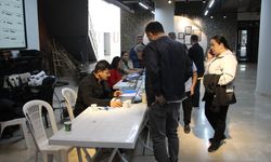 İlçenin köy statüsüne düşmemesi için düzenlenen etkinlikte salon boş kaldı; başkanın sesi titredi