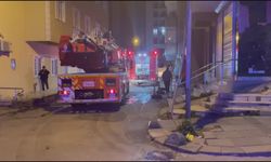 İstanbul - Sultanbeyli'de 2 katlı evin çatısı alev alev yandı