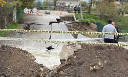 Okul yapımı için kazılan temelin yanından geçen yol çöktü