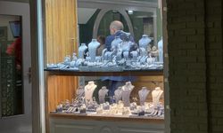 Ordu'da kuyumcunun dalgınlığından faydalanıp, 2 milyon liralık altını çaldı