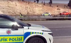 Otomobil bariyerlere çarptı: 1 ölü, 2'si ağır 4 yaralı