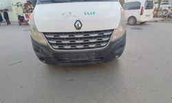 Otomobilin çarptığı elektrikli bisiklet sürücüsü yaralandı; kaza anı kamerada