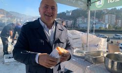 Rize'deki festivalde 2 ton hamsi 2 saatte tüketildi