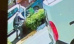 Adliye önünde boşanma aşamasındaki eşini bıçakladı