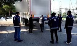 Amasya’da plastik ham madde yüklü TIR’dan 13 kaçak göçmen çıktı