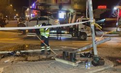 Ankara'da otomobil, motosiklete ve sinyalizasyon direğine çarpıp takla attı; 4 yaralı