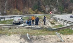 Bariyerleri aşıp refüje giren otomobildeki 2 kişi yaralandı
