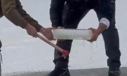 Donan göletin yüzeyindeki buzu motorlu testere ile kesti