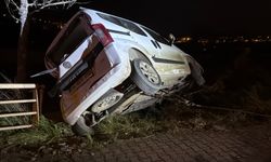 Hafif ticari araç ile otomobil çarpıştı; 3 yaralı