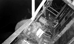 İki gün üst üste balkona tırmanan ayı kovanları parçalayıp, balları yedi; o anlar kamerada