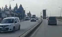 Kamyonun açık kalan damperi, trafik lambasına çarptı